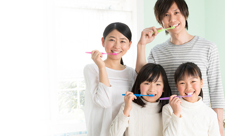 歯みがきをする家族