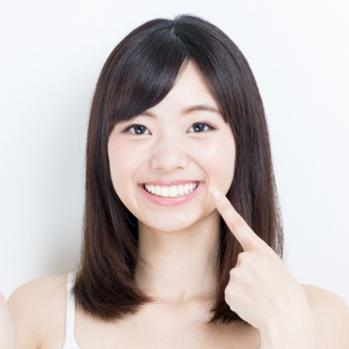 白い歯を見せて微笑む女性
