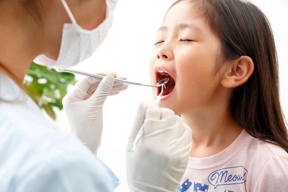 歯科検診を受ける子ども
